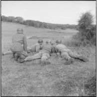 Section d'élèves gradés tirant à la mitrailleuse de 30, au 1er bataillon du 26ème régiment d'infanterie (RI) au camp des anglais.