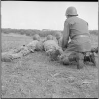 Section d'élèves gradés tirant à la mitrailleuse de 30, au 1er bataillon du 26ème régiment d'infanterie (RI) au camp des anglais.