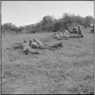 Section d'élèves gradés tirant à la mitrailleuse de 30, au 1er bataillon du 26ème régiment d'infanterie (RI) au camp des anglais.