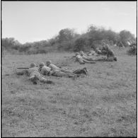 Section d'élèves gradés tirant à la mitrailleuse de 30, au 1er bataillon du 26ème régiment d'infanterie (RI) au camp des anglais.