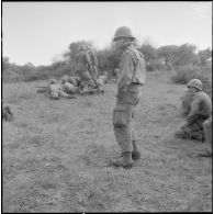 Section d'élèves gradés tirant à la mitrailleuse de 30, au 1er bataillon du 26ème régiment d'infanterie (RI) au camp des anglais.