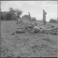 Section d'élèves gradés tirant à la mitrailleuse de 30, au 1er bataillon du 26ème régiment d'infanterie (RI) au camp des anglais.