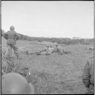 Section d'élèves gradés tirant à la mitrailleuse de 30, au 1er bataillon du 26ème régiment d'infanterie (RI) au camp des anglais.