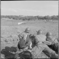 Section d'élèves gradés tirant à la mitrailleuse de 30, au 1er bataillon du 26ème régiment d'infanterie (RI) au camp des anglais.