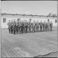 Section d'élèves gradés en cours d'ordre serré et maniement d'armes, au 1er bataillon du 26ème régiment d'infanterie (RI) au camp des anglais.