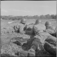 Section d'élèves gradés tirant à la mitrailleuse de 30, au 1er bataillon du 26ème régiment d'infanterie (RI) au camp des anglais.