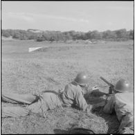 Section d'élèves gradés tirant à la mitrailleuse de 30, au 1er bataillon du 26ème régiment d'infanterie (RI) au camp des anglais.