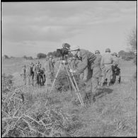 Un opérateur de l'Établissement cinématographique des armées (ECA) en train de filmer au 1er bataillon du 26ème régiment d'infanterie (RI) au camp des anglais.