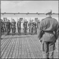 Section d'élèves gradés en cours d'ordre serré et maniement d'armes, au 1er bataillon du 26ème régiment d'infanterie (RI) au camp des anglais.