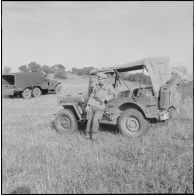 Portrait d'un soldat devant une jeep au 1er bataillon du 26ème régiment d'infanterie (RI) au camp des anglais.