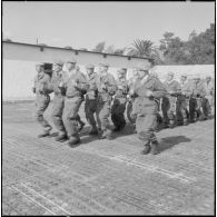 Section d'élèves gradés en cours d'ordre serré et maniement d'armes, au 1er bataillon du 26ème régiment d'infanterie (RI) au camp des anglais.