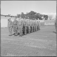 Section d'élèves gradés en cours d'ordre serré et maniement d'armes, au 1er bataillon du 26ème régiment d'infanterie (RI) au camp des anglais.