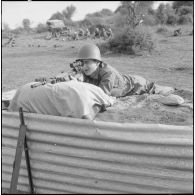 Portrait d'un tireur d'élite en position de tir, au 1er bataillon du 26ème régiment d'infanterie (RI) au camp des anglais.