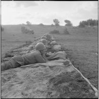 Des tireurs d'élite en position de tir, au 1er bataillon du 26ème régiment d'infanterie (RI) au camp des anglais.
