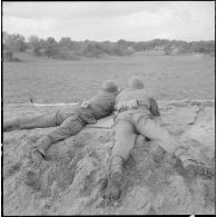 Deux tireurs d'élite en position de tir, au 1er bataillon du 26ème régiment d'infanterie (RI) au camp des anglais.