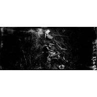 La musette, cadavre allemand dans une tranchée. [légende d'origine]