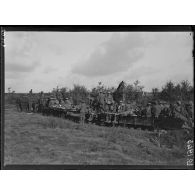 Près de Quéant, évacuation de blessés anglais par Decauville à essence. [légende d'origine]