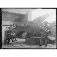 Narès. Batterie de 16 de marine. Intérieur de la casemate. Pièce au chargement. [légende d'origine]