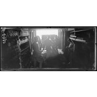 Au-dessus de Mareuil (Oise). Batteries installées sur le plateau Saint-Claude. Intérieur d'une casemate de 75 à grand champ de tir, la pièce prête à faire feu. [légende d'origine]