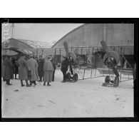 Le Frétoy (Oise), camp d'aviation. La mission anglaise visite l'escadrille Caudron. [légende d'origine]