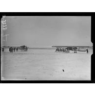 Le Frétoy (Oise), camp d'aviation. L'escadrille Caudron, à droite, le départ d'un avion. [légende d'origine]