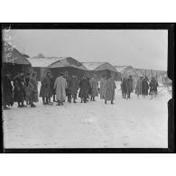 Le Frétoy (Oise), camp d'aviation. La mission anglaise au parc d'aviation. [légende d'origine]