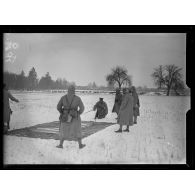 Le Frétoy (Oise), camp d'aviation. Manoeuvre d'un appareil de signalisation permettant aux avions de correspondre avec l'infanterie. [légende d'origine]