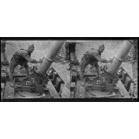 Près de Roye (Somme). Centre d'instruction d'artillerie de tranchée, manoeuvre du mortier de tranchée de 240, pointage de la pièce, le pointeur règle la hausse. [légende d'origine]