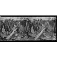 Près de Roye (Somme). Centre d'instruction d'artillerie de tranchée, manoeuvre du mortier de tranchée de 240, chargement de la pièce. [légende d'origine]