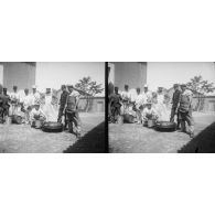 664. Cuisiniers, 16e compagnie, 2e étranger. Distribution de la viande. [légende d'origine]