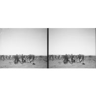 56. Une pause. On casse la croute. [légende d'origine]