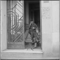 Alger. Fusillade au Plateau des Glières et rue d'Isly. Des soldats à leur poste de tir.