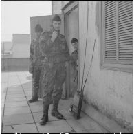 Alger. Fusillade au Plateau des Glières et rue d'Isly. Un soldat utilise la radio mobile.