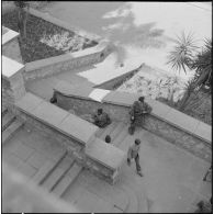 Alger. Fusillade au Plateau des Glières et rue d'Isly. Des soldats à leur poste.