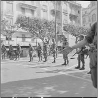 Alger. Fusillade au Plateau des Glières et rue d'Isly. Des soldats à leur poste.
