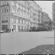 Alger. Fusillade au Plateau des Glières et rue d'Isly. Des soldats à leur poste contrôlant des civils.