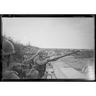 Près Reims. Secteur de la Butte de Tir. Démonstration du fusil lance grenades. [légende d'origine]