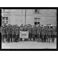 Muizon. Marne. Remise de décoration. Mr Piatt Andrew et le personnel des ambulances américaines. [légende d'origine]