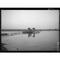 [Artillerie sur un ponton flottant.]