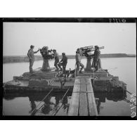 [Artillerie sur un ponton flottant.]