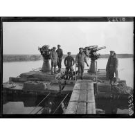 [Artillerie sur un ponton flottant.]