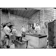 Thiers (Puy-de-Dôme). Fabrique de coutellerie. Trempage des baïonnettes. [légende d'origine]