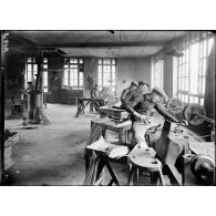 Thiers (Puy-de-Dôme). Fabrique de coutellerie. Polissage des baïonnettes. [légende d'origine]