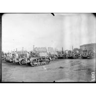 Boulogne-sur-Seine. Parc central automobile. Tracteurs CaterPilard (sic) [Caterpillar] en réserve. [légende d'origine]