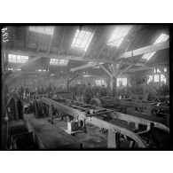 Dourdan (Seine-et-Oise). Ecole d'entraînement des camions-autos. Atelier de réparation des châssis. [légende d'origine]