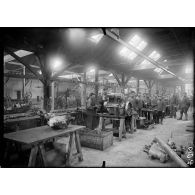 Dourdan (Seine-et-Oise). Ecole d'entraînement des camions-autos. Atelier de réparation des moteurs. [légende d'origine]