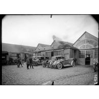 Dourdan (Seine-et-Oise). Ecole d'entraînement des camions-autos. Vue générale des ateliers. [légende d'origine]