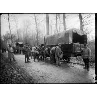 Dourdan (Seine-et-Oise). Ecole d'entraînement des camions-autos. Sur la route. Ecole de graissage. [légende d'origine]