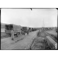 Dourdan (Seine-et-Oise). Ecole d'entraînement des camions-autos. Sur la route. La manoeuvre. [légende d'origine]