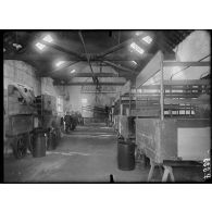 Dourdan (Seine-et-Oise). Ecole d'entraînement des camions-autos. Réparation des carrosseries. [légende d'origine]